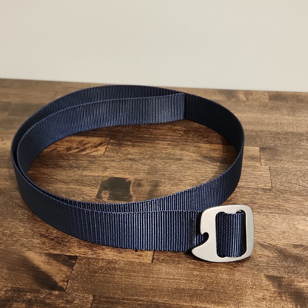 Eddie Bauer Tap Cap Bottle Opener Navy Blue Men's Belt